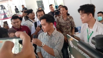 Unik! Momen Gibran Ikut Tukar Uang Baru Pecahan Rp 20 Ribuan: Bagi-bagi Fitrah