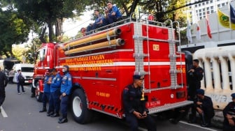 Petugas Kepolisian berjaga di depan Gedung KPU, Jakarta, Rabu (20/3/2024). [Suara.com/Alfian Winanto]