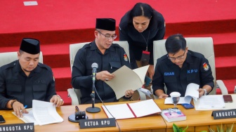 Ketua KPU Hasyim Asy'ari (tengah) saat memimpin Rapat Pleno Terbuka Penetapan Hasil Pemilu 2024 Tingkat Nasional di Kantor KPU RI, Jakarta, Rabu (20/3/2024). [Suara.com/Alfian Winanto]