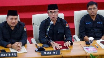 Beda Gaji Ketua KPU dan Ketua Bawaslu: Kompak Tidur di Sidang Sengketa Pilpres, Rakyat Pembayar Pajak Nangis