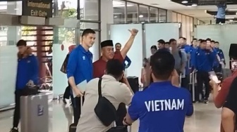 Timnas Vietnam Tiba di Indonesia, Kiper Bulenya Langsung Diajak Foto Bapak-bapak