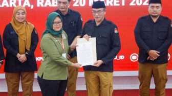 Ketua KPU Hasyim Asy'ari (tengah) menyerahkan Berita Acara Penetapan Hasil Pemilu 2024 kepada saksi Paslon Capres-Cawapres nomor urut satu, saat Rapat Pleno Terbuka Penetapan Hasil Pemilu 2024 Tingkat Nasional di Kantor KPU RI, Jakarta, Rabu (20/3/2024). [Suara.com/Alfian Winanto]