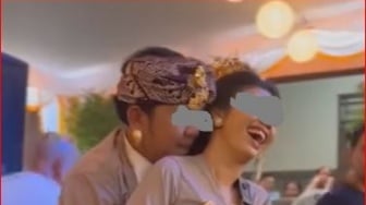 Nyanyi Bersama, Pose Pasangan Pengantin Bali Ini Bikin Undangan Senyum Sendiri