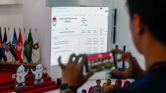 Jurnalis memotret rapat pleno rekapitulasi penghitungan suara Pemilu 2024 tingkat nasional di Kantor KPU, Jakarta, Rabu (20/3/2024). [Suara.com/Alfian Winanto]