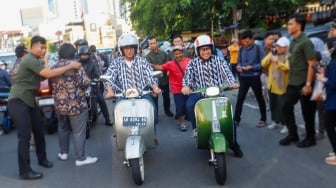 Momen Anies dan Cak Imin Naik Vespa Beli Takjil di Benhil