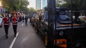 Petugas Kepolisian berjaga di depan Gedung KPU, Jakarta, Rabu (20/3/2024). [Suara.com/Alfian Winanto]