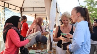 Bazar Takjil Ramadan di Labuan Bajo Ramai Dibeli Para Bule