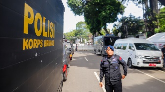 Petugas Kepolisian berjaga di depan Gedung KPU, Jakarta, Rabu (20/3/2024). [Suara.com/Alfian Winanto]