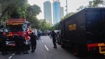 Petugas Kepolisian berjaga di depan Gedung KPU, Jakarta, Rabu (20/3/2024). [Suara.com/Alfian Winanto]