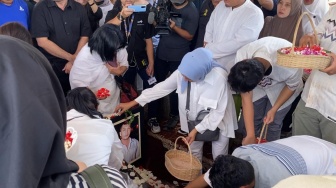 Momen Mantan Istri  Donny Kesuma Hias Foto Pakai Bunga di Pemakaman