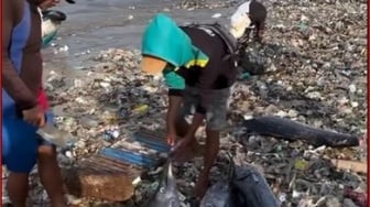 Miris, Nelayan Potong Ikan di Atas Sampah Pantai Kedonganan