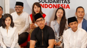 Ketua Umum Partai Solidaritas Indonesia (PSI) Kaesang Pangarep (tengah) menyampaikan pandangannya terkait hasil Pemilu 2024 di DPP PSI, Jakarta, Selasa (21/3/2024). [Suara.com/Alfian Winanto]