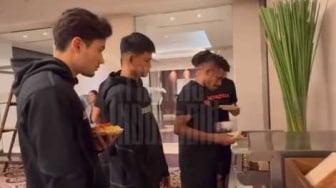 Suasana Buka Puasa Timnas Indonesia 3 Jam Jelang Hadapi Vietnam, Nathan Tjoe Ikut Ramaikan