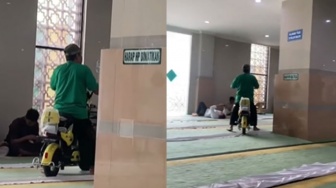 Viral Pria Sepedaan di dalam Masjid Banjir Kritikan: Gak Pantas Dilihatnya