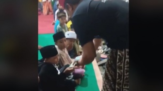 Viral Jamaah Tarawih di Masjid Kabupaten Malang Dapat 'THR'