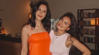 Menawan, Ini 10 Gaya Fashion Sophia Latjuba dan Eva Celia yang Bak Kakak Adik