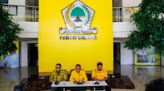 Sekjen Partai Golkar Lodewijk Freidrich Paulus (tengah) didampingi Wakil Ketua Umum Ahmad Doli Kurnia (kiri) dan Ketua Bappilu Maman Abdurrahman (kanan) saat menyampaikan pandangannya terkait hasil Pemilu 2024 di DPP Partai Golkar, Jakarta, Selasa (21/3/2024). [Suara.com/Alfian Winanto]