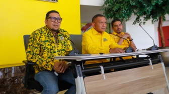 Sekjen Partai Golkar Lodewijk Freidrich Paulus (tengah) didampingi Wakil Ketua Umum Ahmad Doli Kurnia (kiri) dan Ketua Bappilu Maman Abdurrahman (kanan) saat menyampaikan pandangannya terkait hasil Pemilu 2024 di DPP Partai Golkar, Jakarta, Selasa (21/3/2024). [Suara.com/Alfian Winanto]