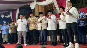 Bikin Melongo! Segini Harga Sneaker Yusril Ihza Mahendra Saat Dampingi Prabowo