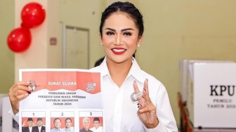 Gagal Balik ke Senayan, Ini 5 Potret Krisdayanti yang Selalu Fashionable di Gedung DPR