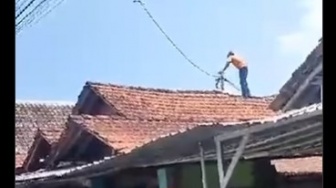 Viral Pria Misterius Bongkar Genting Rumah Warga Kediri dan Lempar ke Jalanan: Meresahkan!