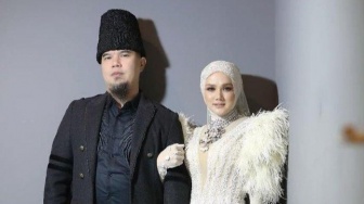 Sentil Ustaz Khalid Basalamah, Ahmad Dhani Pamer Kemesraan dengan Mulan Jameela