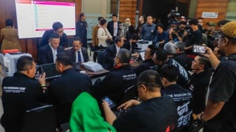 Ketua Umum Tim hukum nasional Ganjar Pranowo-Mahfud MD melakukan pendaftaran gugatan perselisihan hasil pemilihan umum (PHPU) Presiden dan Wakil Presiden tahun 2024 di gedung Mahkamah Konstitusi, Jakarta, Sabtu (23/3/2024). [Suara.com/Alfian Winanto]