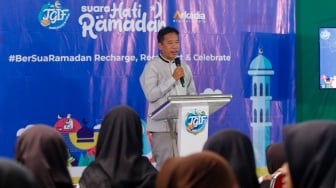 Pemimpin Redaksi Suara.com, Suwarjono memberikan sambutan saat acara Takjil Gratis In Friday (TGIF) Suara Hati Ramadan di SMA Muhammadiyah 11, Jakarta, Jumat (22/3/2024). [Suara.com/Alfian Winanto]