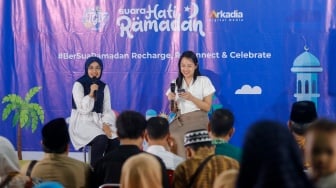 CEO Eathink, Jaqualine Wijaya (kanan) bersama Dosen Gizi STIKes Bogor Husada, Dwikani Oklita Anggiruling (kanan) mengisi Talkshow saat acara Takjil Gratis In Friday (TGIF) Suara Hati Ramadan di SMA Muhammadiyah 11, Jakarta, Jumat (22/3/2024). [Suara.com/Alfian Winanto]