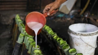 Pekerja menyelesaikan produksi lemang di kawasan Senen, Jakarta, Sabtu (23/3/2024). [Suara.com/Alfian Winanto]