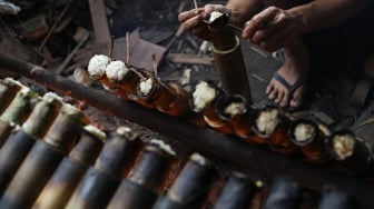 Pekerja menyelesaikan produksi lemang di kawasan Senen, Jakarta, Sabtu (23/3/2024). [Suara.com/Alfian Winanto]