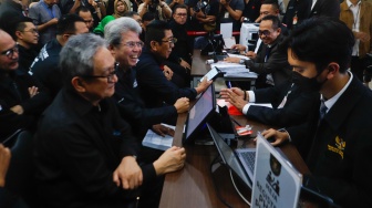 Ketua Umum Tim hukum nasional Ganjar Pranowo-Mahfud MD, Todung Mulya Lubis (kedua kiri) melakukan pendaftaran gugatan perselisihan hasil pemilihan umum (PHPU) Presiden dan Wakil Presiden tahun 2024 di gedung Mahkamah Konstitusi, Jakarta, Sabtu (23/3/2024). [Suara.com/Alfian Winanto]