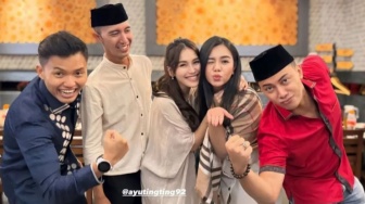 Ayu Ting Ting Pamer Foto Mesra Bareng Muhammad Fardhana, Kompak Pakai Warna Baju Senada