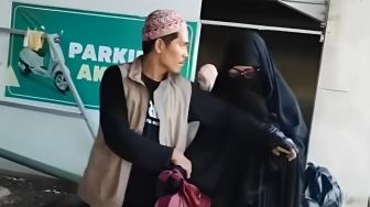 Hajab! Pria Makassar Pakai Cadar-Berbaur dengan Akhwat di Masjid