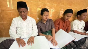 Kisah Inspiratif Cahaya Alquran Braille Menyinari Hati Para Tunanetra di Solo