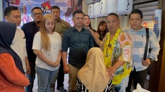 Bersama Hotman Paris, Pengusaha Muda Dwi Hartono Berikan Beasiswa Hingga S2 Bagi Korban Rudapaksa di Lampung