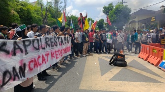 Memanas! Mahasiswa Demo Kapolrestabes Medan Atas Maraknya Judi-Narkoba Saat Ramadan