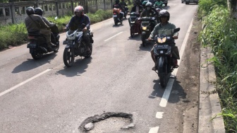 Bahaya! Potret Jalan Berlubang dan Rusak di Jalur Mudik Lebaran Lintas Kalimalang