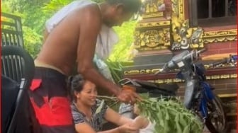 Tradisi Tepuk Daun Ying-ying di Singaraja, Dipercaya Bisa Bikin Anak Cepat Jalan