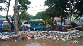 Bukan Jebol, Tanggul Kali Hek di Kramat Jati Belum Selesai Dibangun