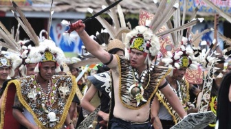 Rangkaian Upacara Adat Mamat, Dari Persembahan Darah Babi Hingga Tarian Roh