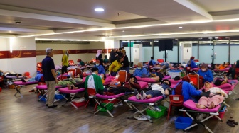 Warga mendonorkan darah dalam kegiatan Donor Darah pada bulan Ramadan di Jakarta Internasional Stadium, Jakarta, Selasa (26/3/2024). [Suara.com/Alfian Winanto]