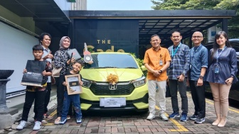 Beli Emas Bonus Mobil, Pegadaian Serahkan Reward Mobil Brio Kepada Nasabah Loyal