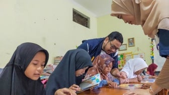 Berkarya Bercerita: Kontribusi Erha Ultimate Tingkatkan Kualitas Baca Anak di Bantar Gebang