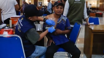 Warga mengikuti Layanan Hapus Tato Ramadan di Kantor Wali Kota Jakarta Pusat, Jakarta, Selasa (26/3/2024). [Suara.com/Alfian Winanto]