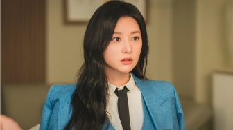 Formal hingga Santai, 5 Outfit Kim Ji Won dalam Queen of Tears yang Elegan