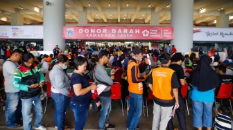 Warga antre untuk mendonorkan darah dalam kegiatan Donor Darah pada bulan Ramadan di Jakarta Internasional Stadium, Jakarta, Selasa (26/3/2024). [Suara.com/Alfian Winanto]