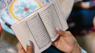 Panduan Dzikir dan Doa Nuzulul Quran Arab Beserta Artinya