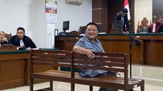 Jalani Sidang, Caleg DPR RI Partai Demokrat Tersenyum Lihat Video Bagi-bagi Uang