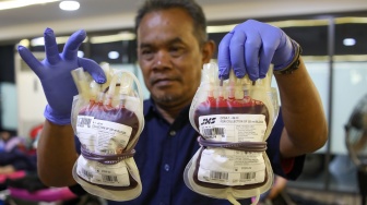 Petugas menunjukan kantong darah dalam kegiatan Donor Darah pada bulan Ramadan di Jakarta Internasional Stadium, Jakarta, Selasa (26/3/2024). [Suara.com/Alfian Winanto]